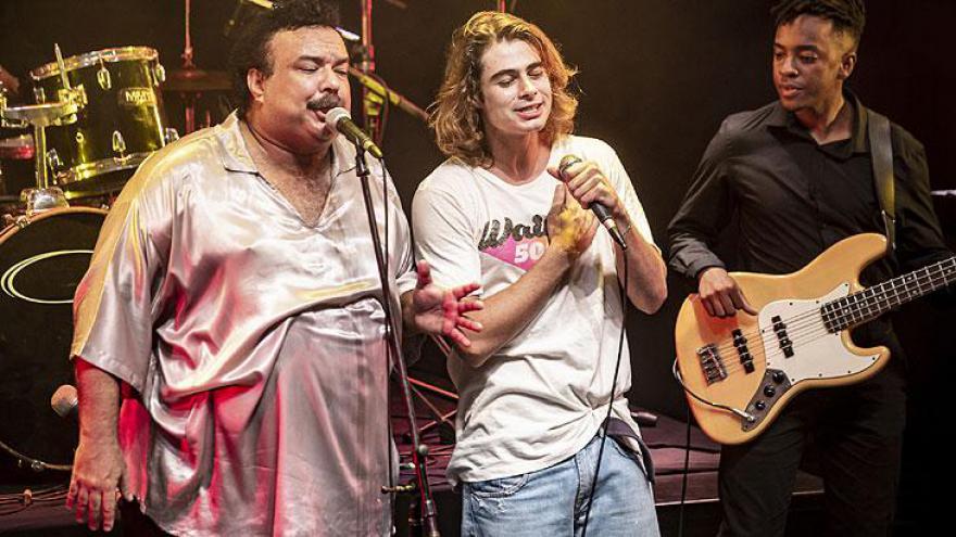 \"Verão 90\": João faz surpresa para Manu e canta com Tim Maia