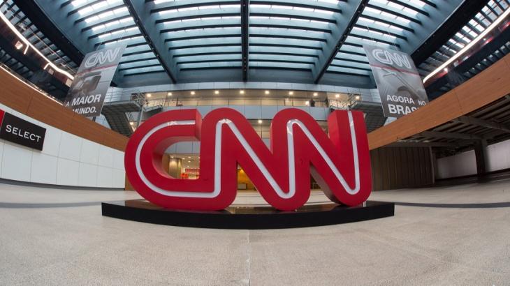 CNN Brasil é elogiada por Bolsonaro e Glenn Greenwald dispara contra Caio Coppolla