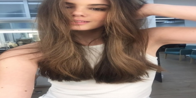 Camila Queiroz corta os cabelos e exibe novo visual na web