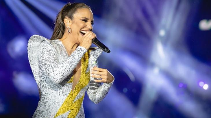 De Anitta a Sandy & Junior: Por que cantores brasileiros não fazem sucesso internacional