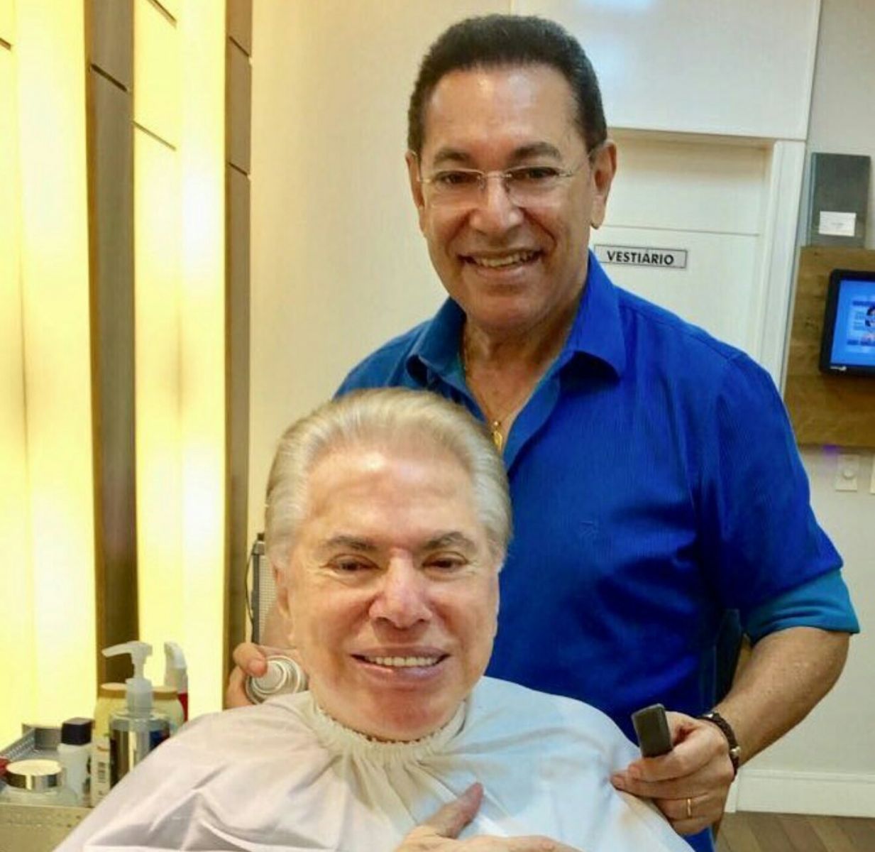 Com 86 anos, Silvio Santos assume os cabelos grisalhos