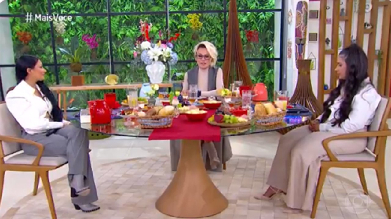 Simone, Simaria e Ana Maria Braga sentadas numa mesa de café da manhã