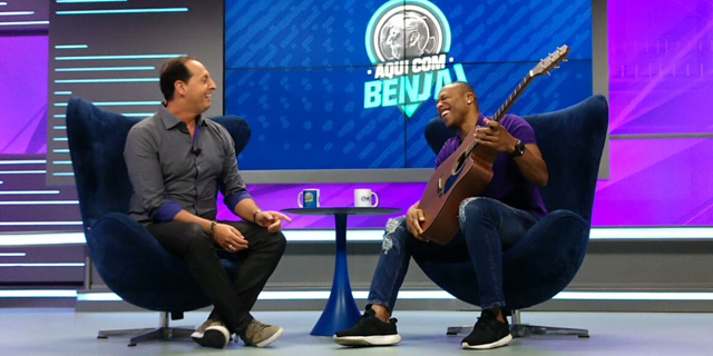 Julio Baptista solta a voz e canta em programa do Fox Sports; veja trecho