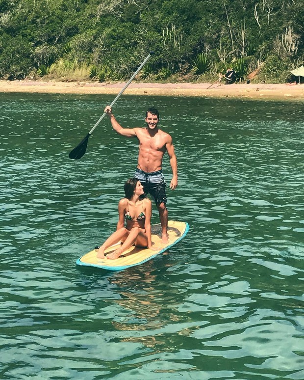 Camila Queiroz posta foto debaixo d`água e fã diz: \"Sereia\"