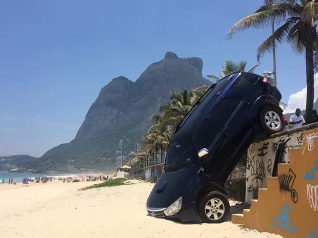 Filho de Marcello Novaes e Letícia Spiller derruba carro em praia no Rio