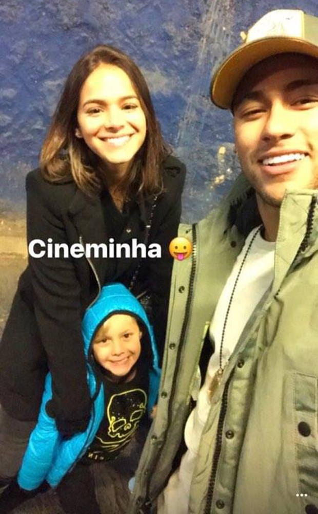 Neymar pega cinema com Bruna Marquezine e filho