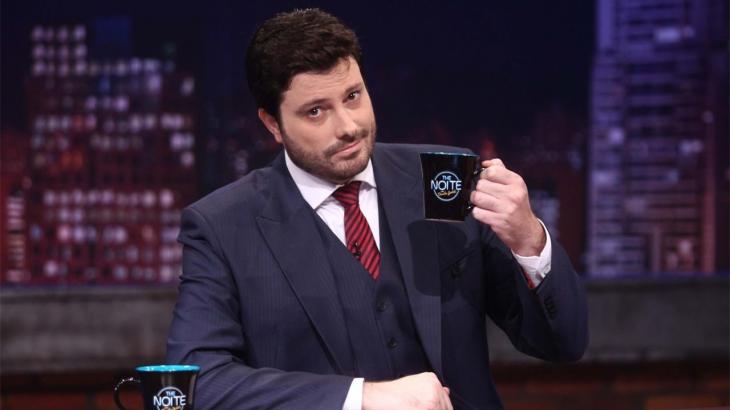 Na cola da Globo, Danilo Gentili vira o rei dos merchans nas noites do SBT