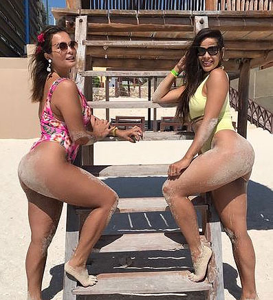 Em Cancún, Geisy Arruda dá selinho em amiga: \"gostei\"
