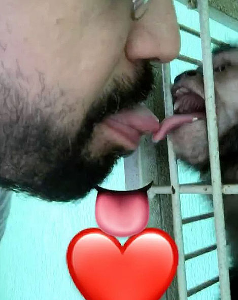 Latino dá beijinho de língua em seu macaco e divide opiniões dos fãs: \"nojo\"