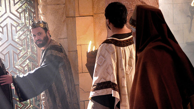 Rei Eliaquim é aconselhado a se entregar em \"O Rico e Lázaro\"