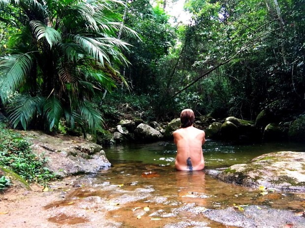 Letícia Spiller posa nua em foto na cachoeira e publica na web