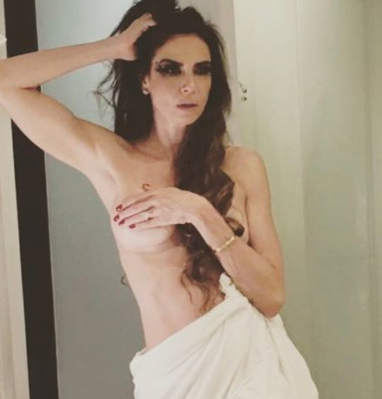 Luciana Gimenez causa com foto fazendo topless em rede social