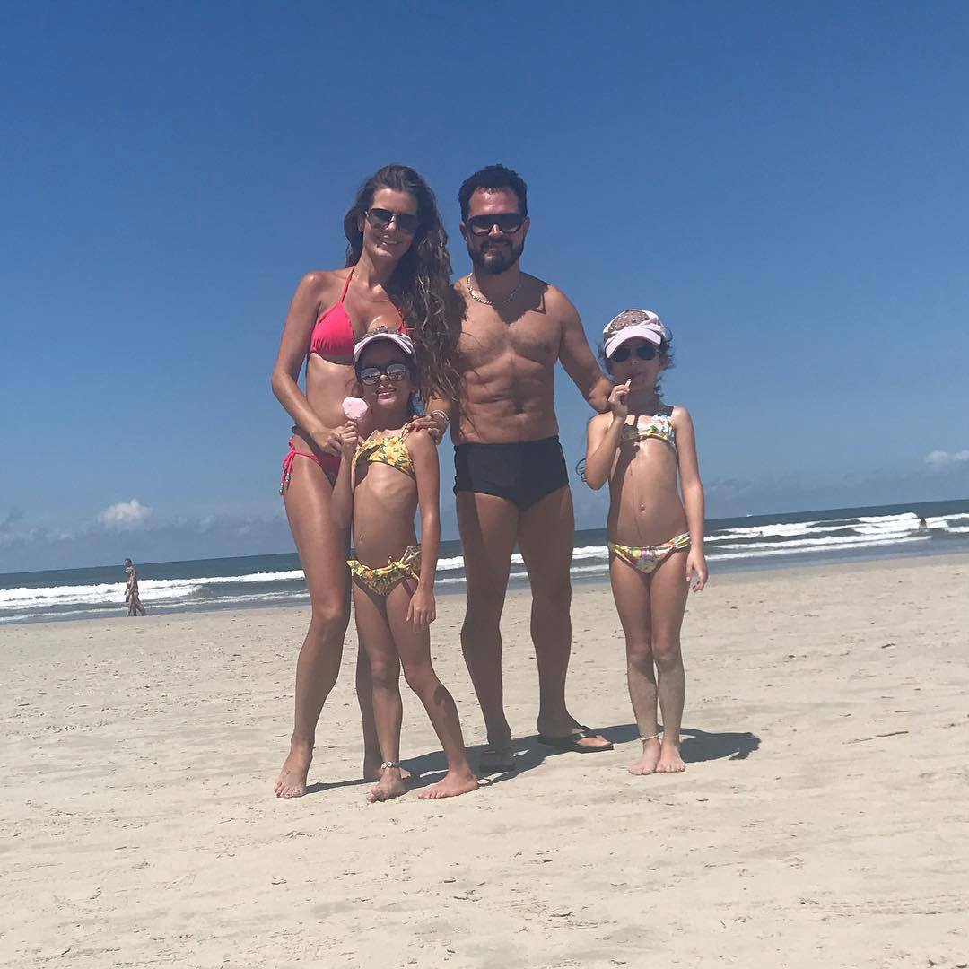 Após perder 40 quilos, Luciano Camargo mostra barriga sarada em foto na praia