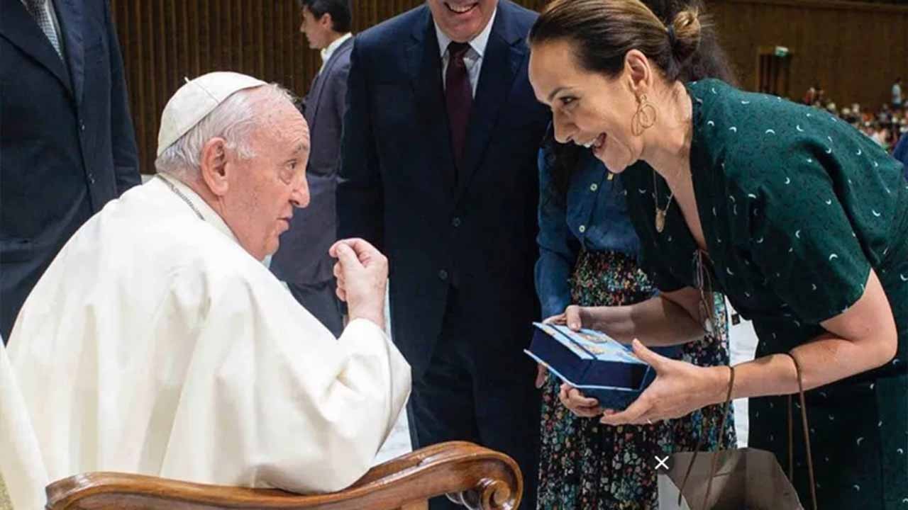 Maria Beltrão conhece Papa Francisco e entrega presente