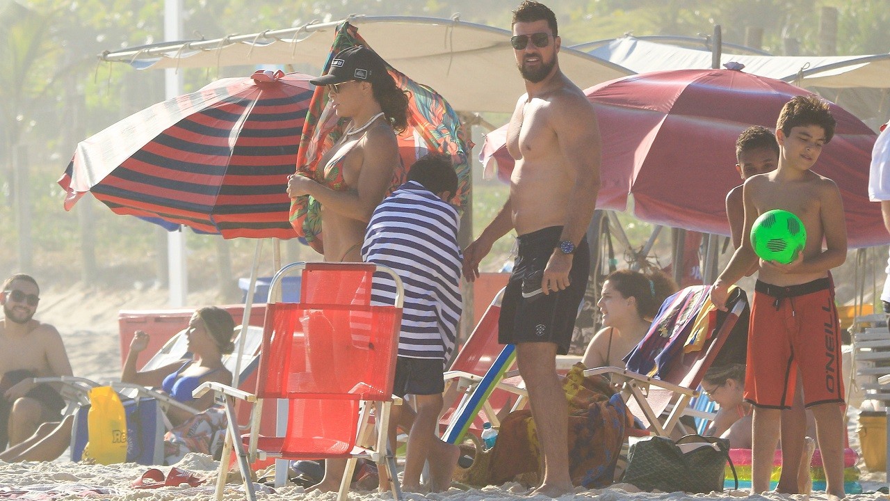 Juliana Paes curte sábado de sol com a família em praia do Rio de Janeiro
