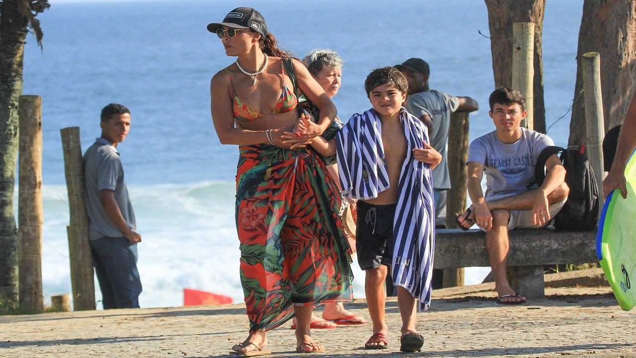 Juliana Paes curte sábado de sol com a família em praia do Rio de Janeiro