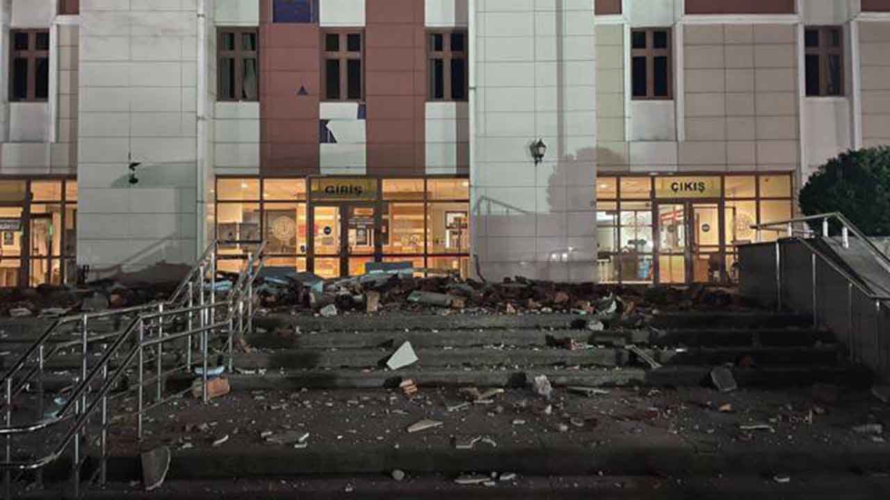 Reação de apresentadora de jornal viraliza durante terremoto ao vivo