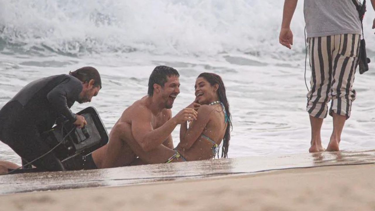 Travessia: Brisa e Oto trocam beijos na praia; fotos
