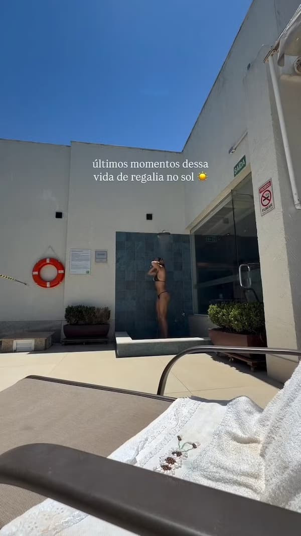Luisa Perisse toma chuveirada de biquíni e exibe boa forma; fotos