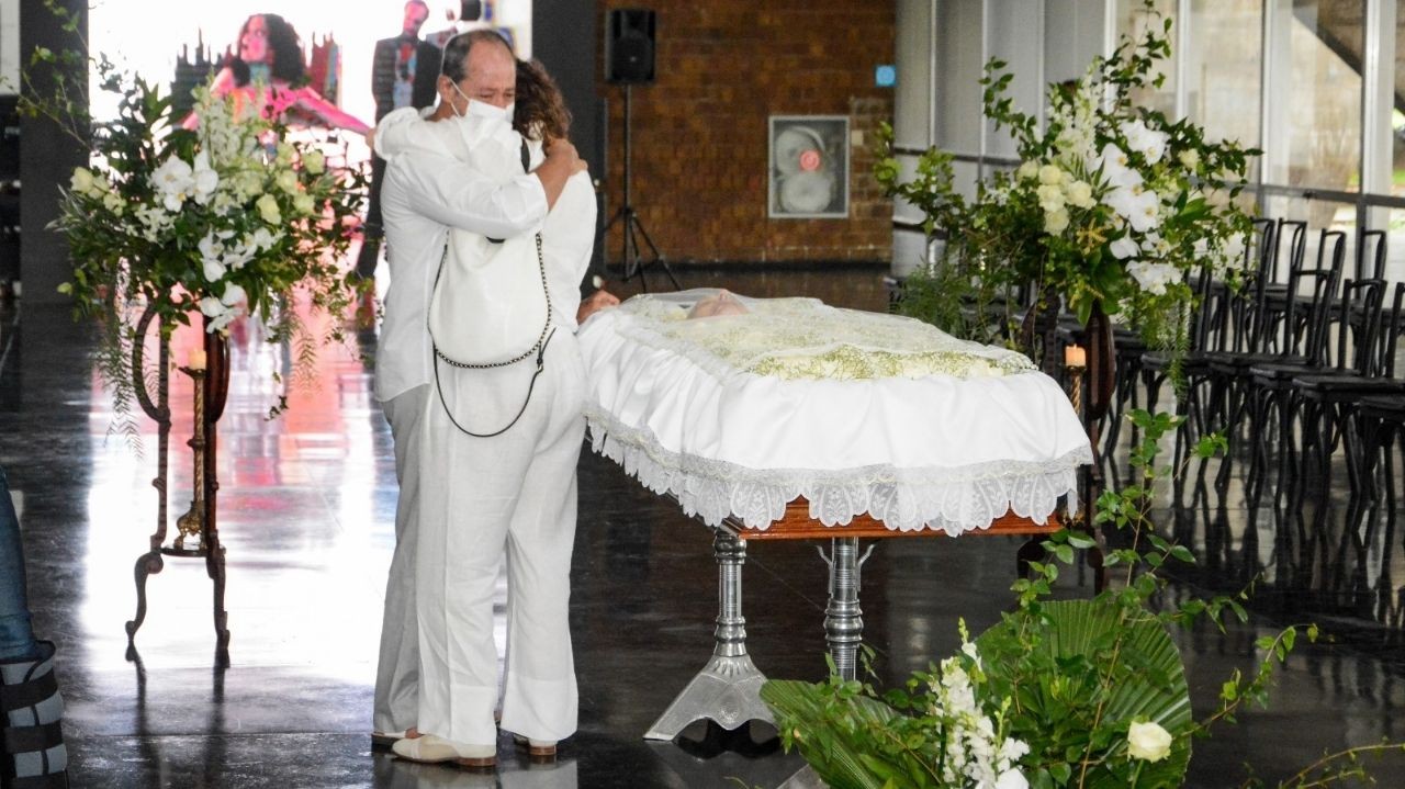Genro de Arnaldo Jabor, Guel Arraes beija jornalista no caixão