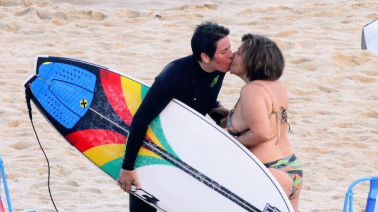 Claudia Rodrigues aproveita praia com namorada e é flagrada aos beijos