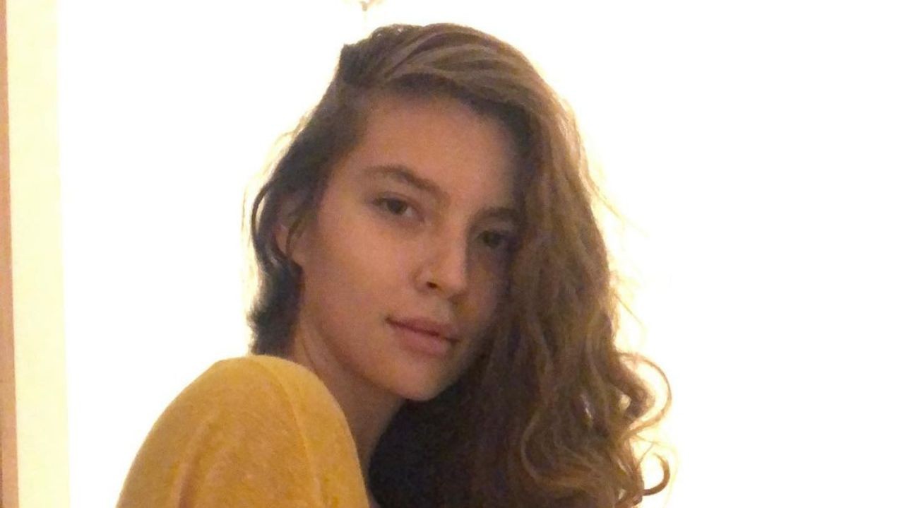 Alanis Guillen posando para foto de cabelos soltos e blusa amarela, sem sorrir