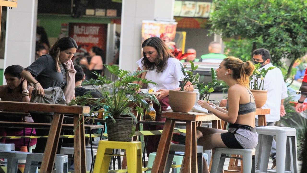 Apresentadora Ana Paula Araújo é flagrada almoçando no Leblon com amiga; veja fotos