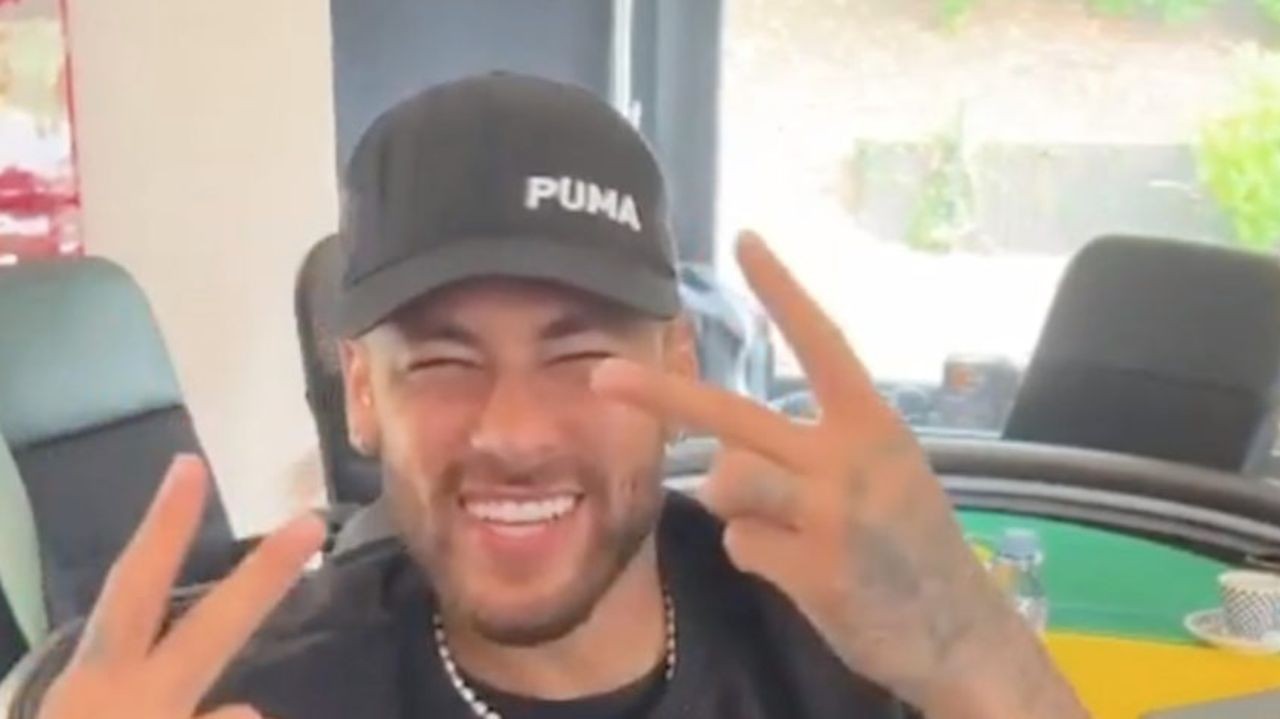 Neymar fazendo 22 com os dedos