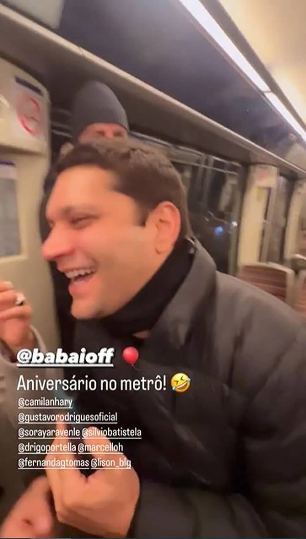 Armando Babaioff faz aniversário em Paris e ganha declaração do namorado