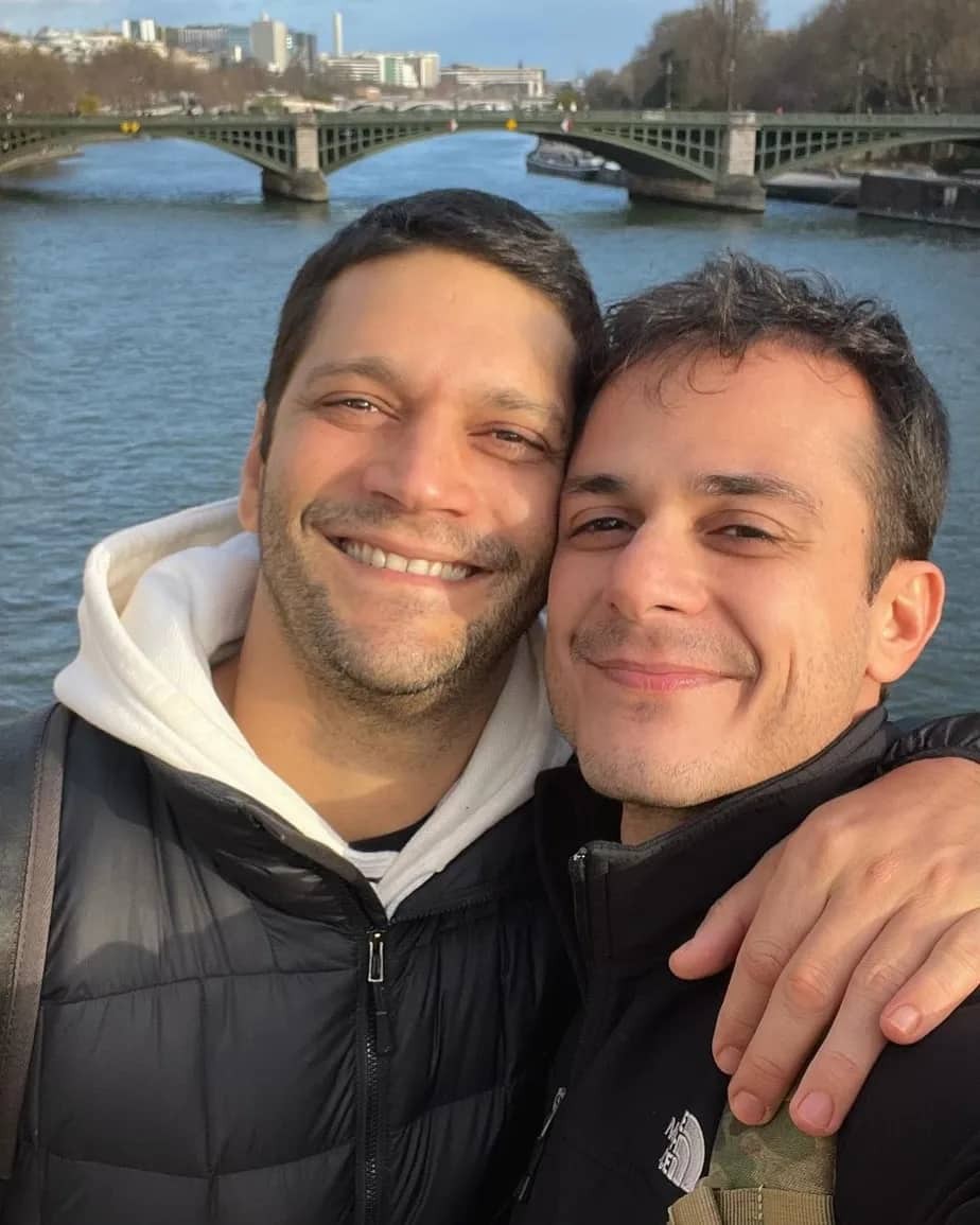 Armando Babaioff faz aniversário em Paris e ganha declaração do namorado