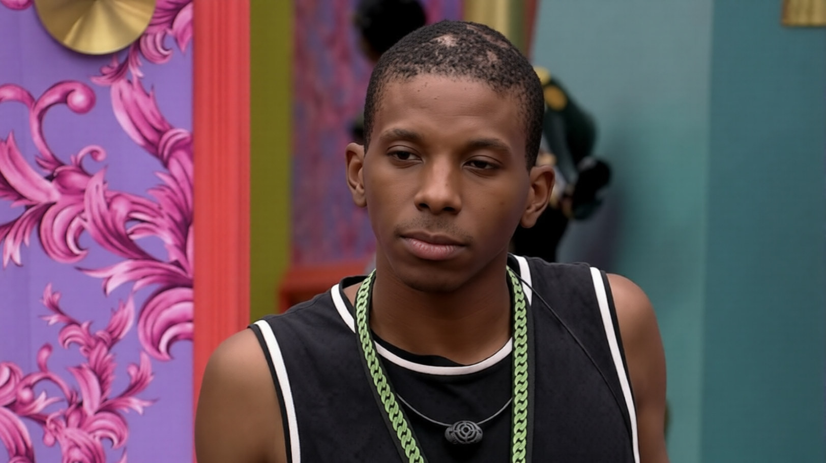 7 famosos que se assumiram LGBT em realities, como Jônatas Faro