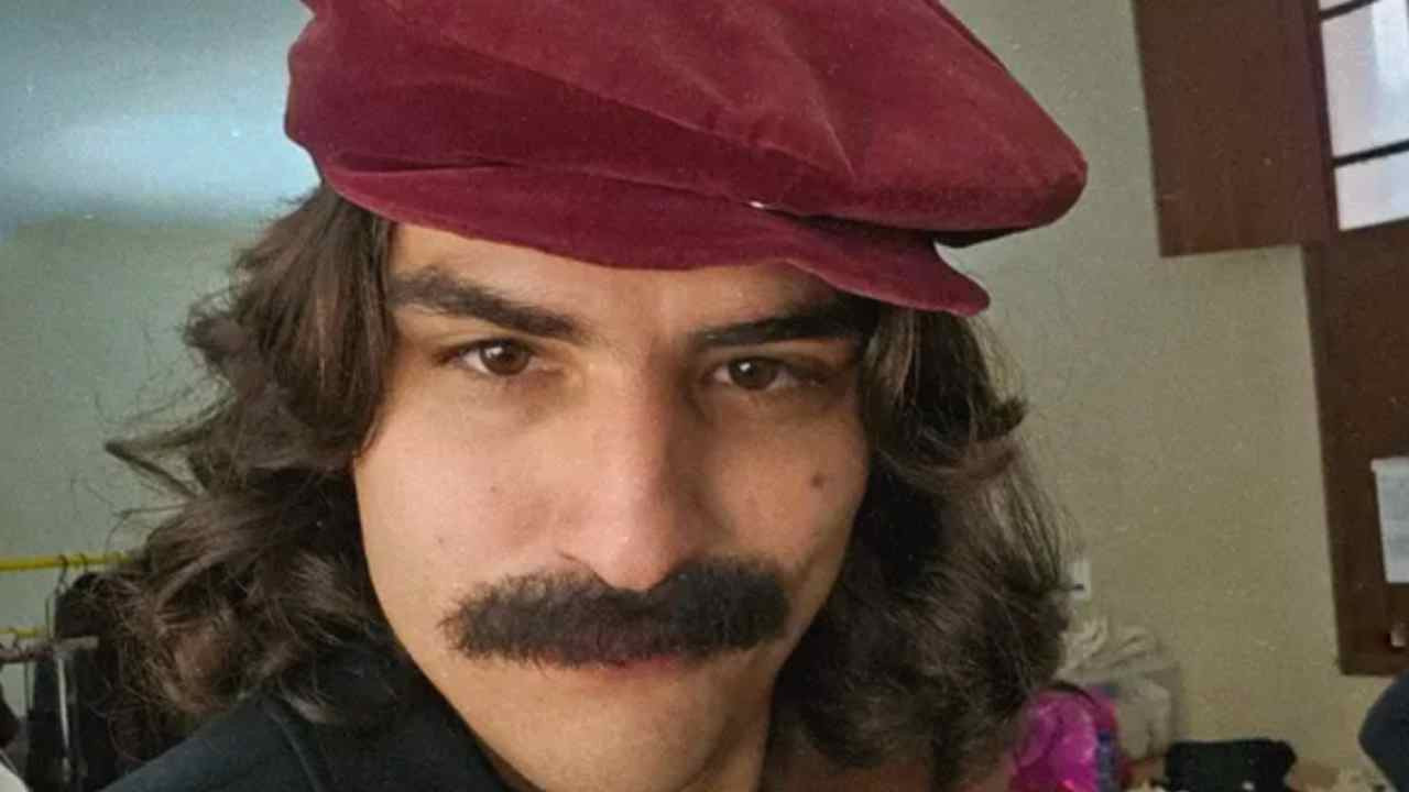 Intérprete de Belchior em série não se acostumou com a fama e é confundido com Gabriel Leone