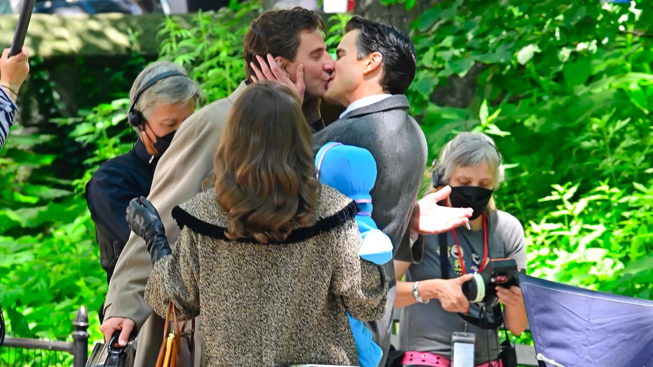 Bradley Cooper dá \"beijo de milhões\" em Matt Bomer em gravação