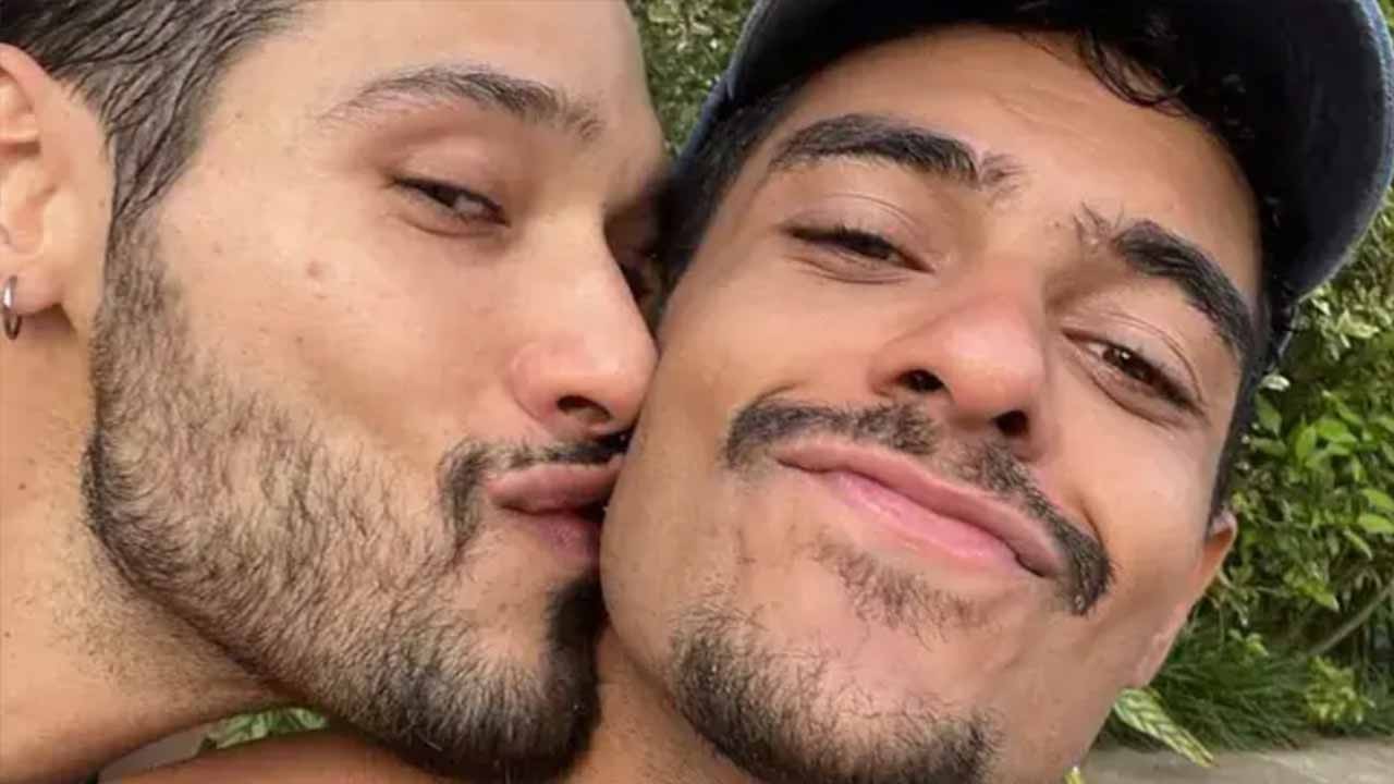 Filho de Antonio Fagundes assume namoro com ator da Globo após foto romântica