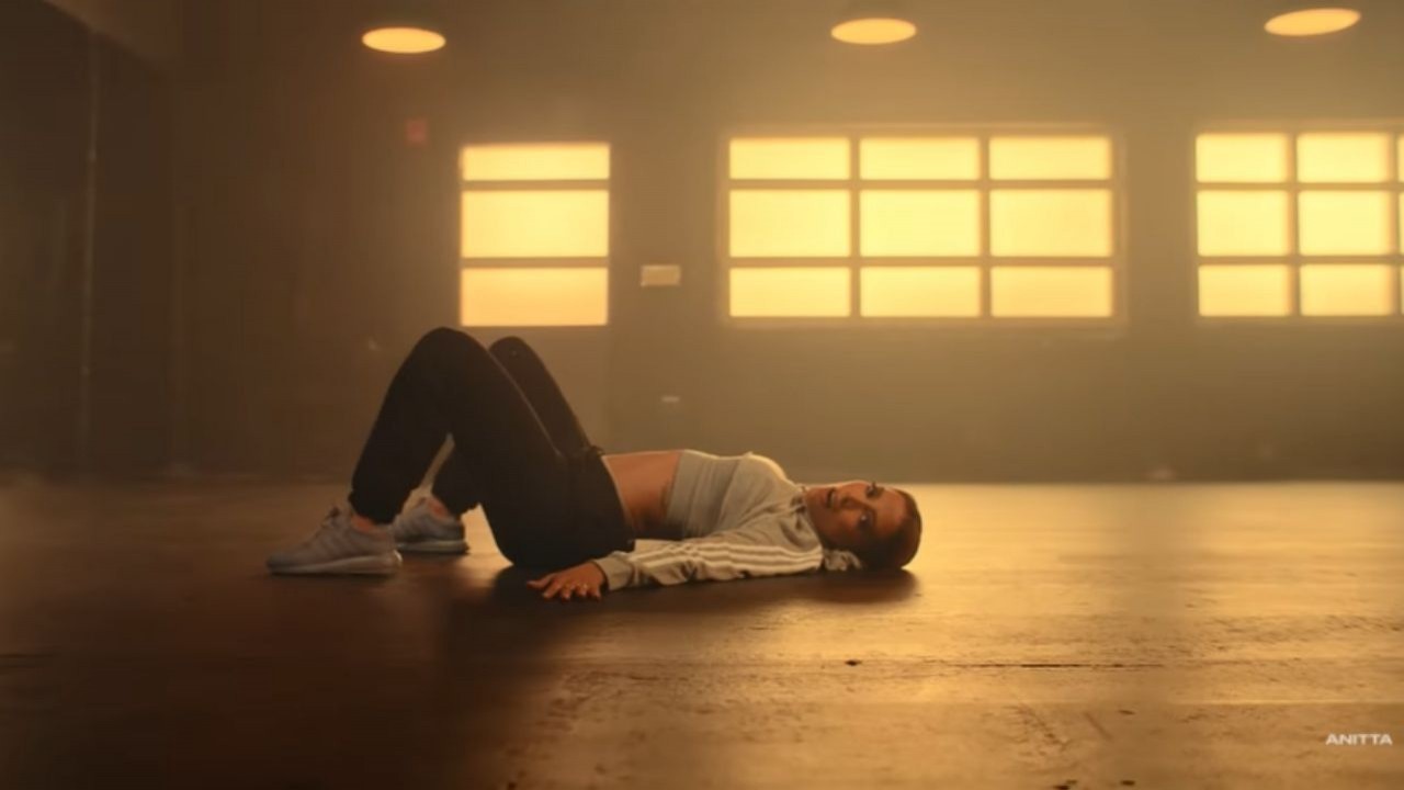 Apresentadora do SBT se joga no chão e dança Envolver, de Anitta