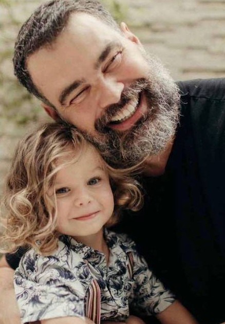 Carmo Dalla Vecchia posa junto do seu filho com autor de Avenida Brasil: \"Dois pais\"