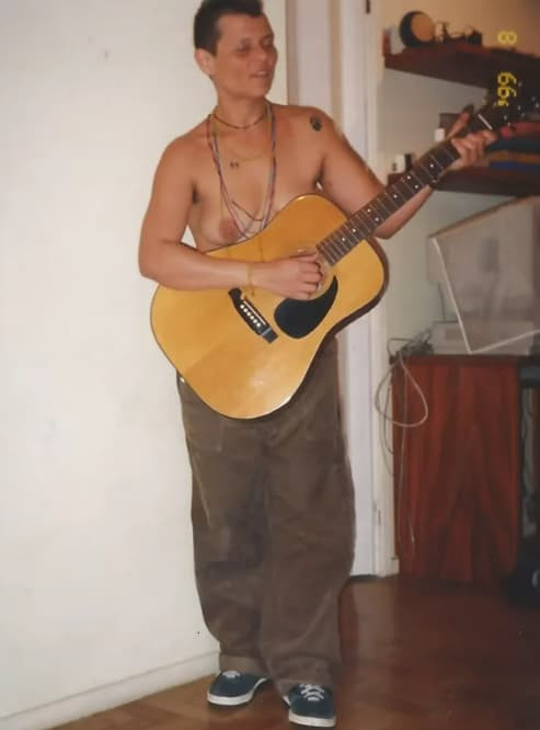 Chico Chico publica topless de Cássia Eller tocando violão; foto