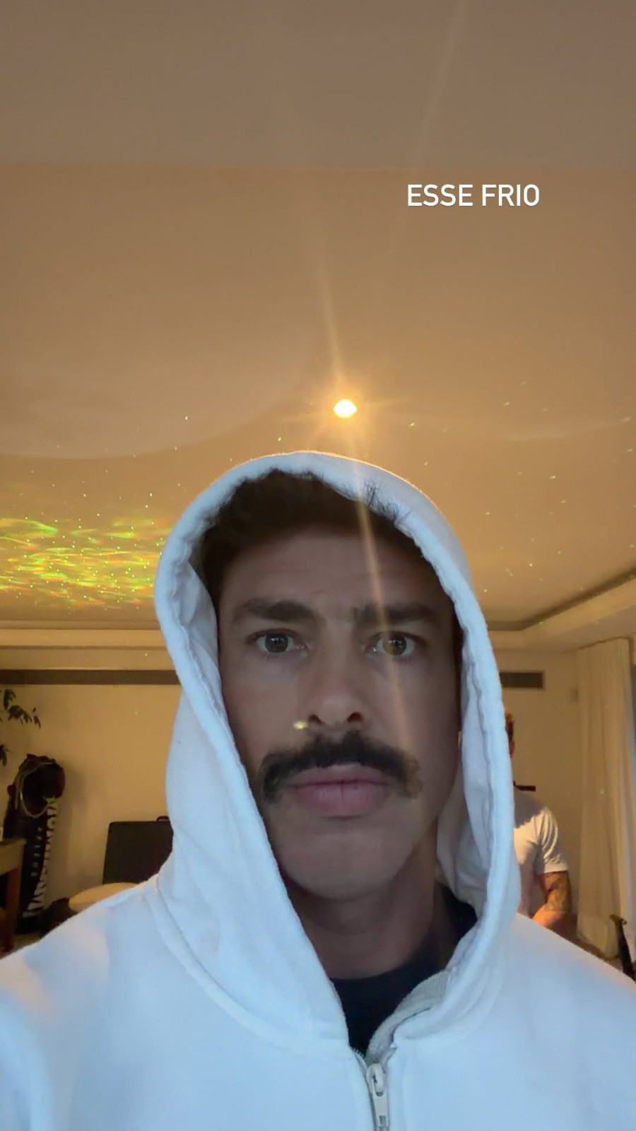 Cauã Reymond reage ao frio atípico no Rio com look pesado e atividade inusitada