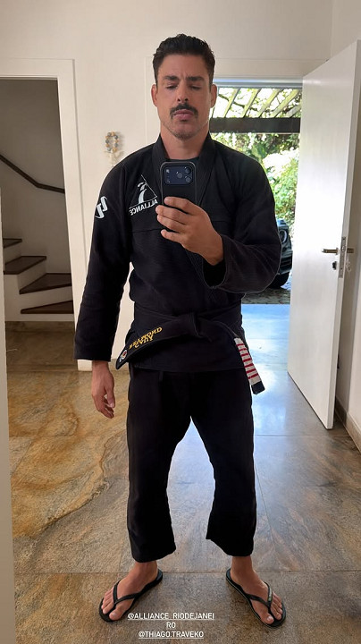 De faixa preta e bigode, Cauã Reymond exibe visual para treino de jiu-jitsu