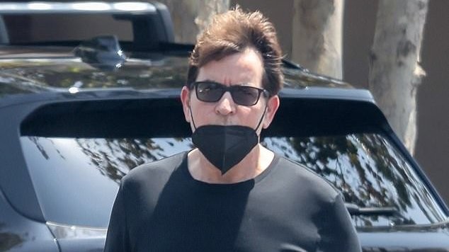 Charlie Sheen se revolta com filha no OnlyFans e culpa a ex: \"Não tolero\"