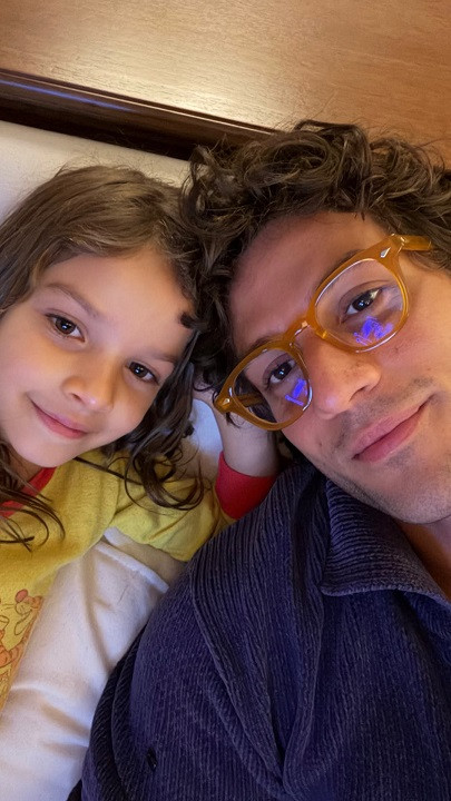 Chay Suede se esconde do frio carioca em foto coladinho com a filha