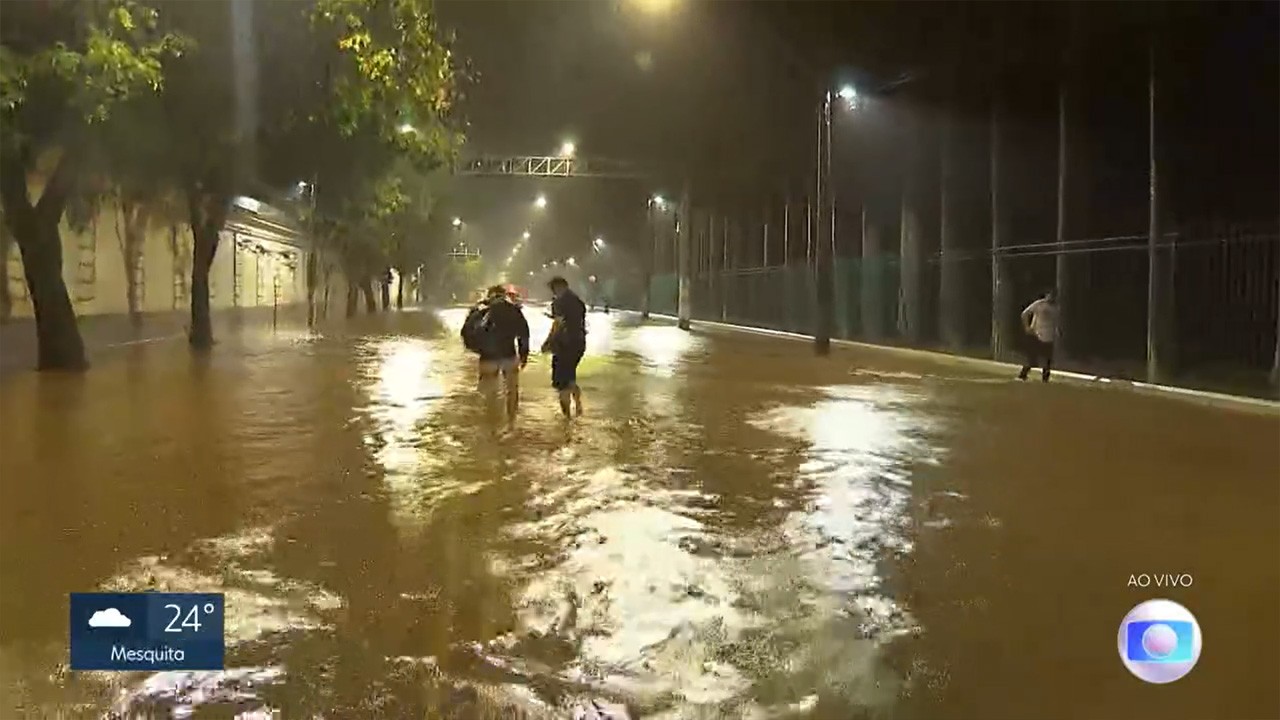 Chuva no Rio: Repórter da Globo aparece ensopado ao vivo; assista