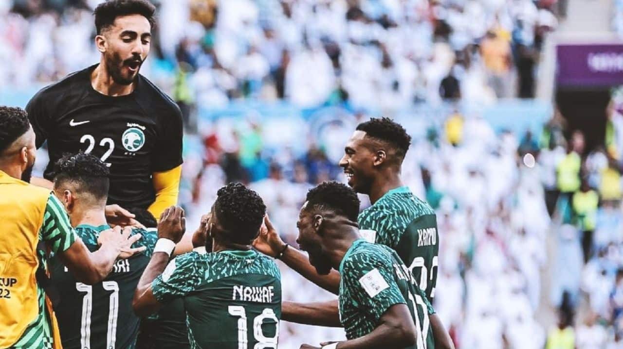Jogadores da Arábia Saudita comemorando em campo