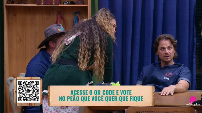 A Fazenda 18: Daniel é acusado de agredir Mônica após cutucar as costas da peoa: \"E se ela engasga e morre?\"
