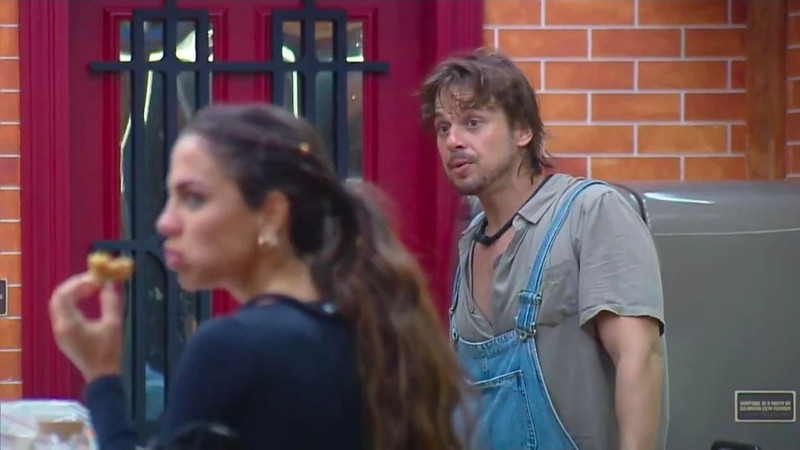 A Fazenda 18: Daniel e Giovanna trocam farpas por causa de cantoria: \"Esquizofrênica e louca varrida\"