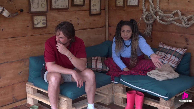 A Fazenda 18: Darlin e Daniel criticam aproximação de peões de Serginho