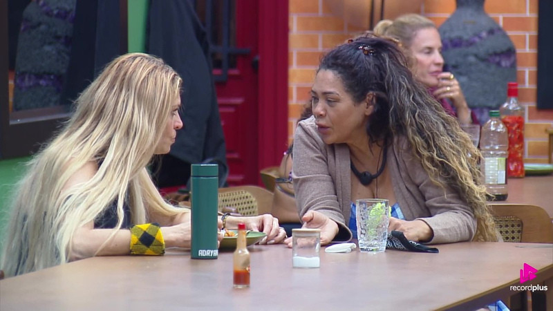 A Fazenda 18: Darlin Ferrattry toca o sino, chora e depois volta para a sede