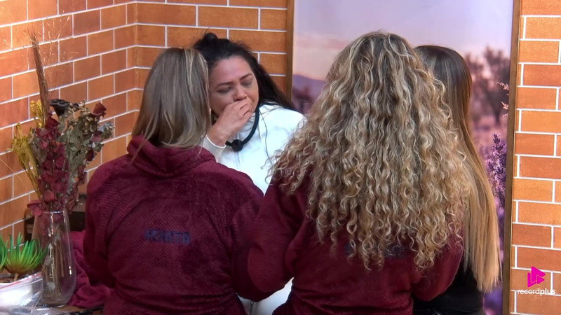 A Fazenda 18: Após tretar com Giovanna Gold, Darlin Ferrattry chora e ameaça desistir do reality