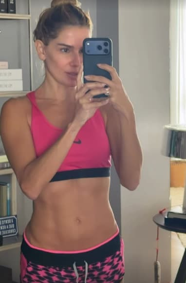 Deborah Secco exibe abdômen chapado ao posar de top e short; fotos