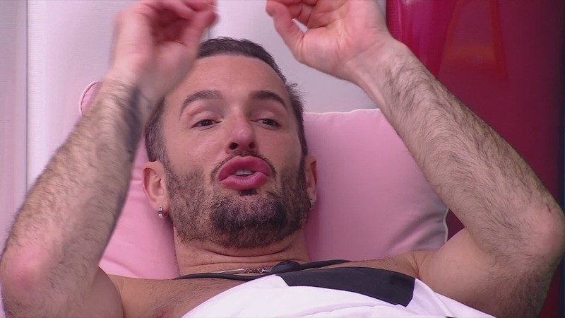 BBB 25: Diego se emociona ao conversar com Vitória: \"Nunca imaginei que ia durar tanto tempo\"